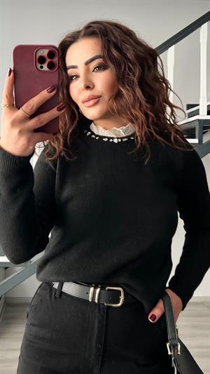 كنزة سوداء بياقة من الدانتيل المزخرف