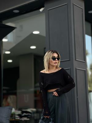 Siyah Yırtık Detaylı Crop Kazak