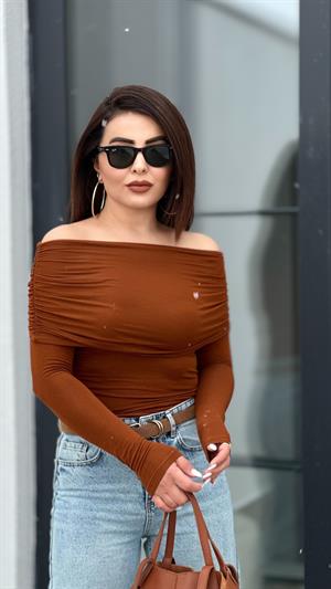 Tarçın Madonna Yaka Bluz 