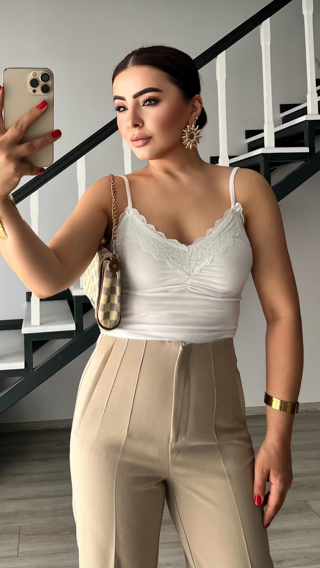 Beyaz Dantel Detaylı Bluz