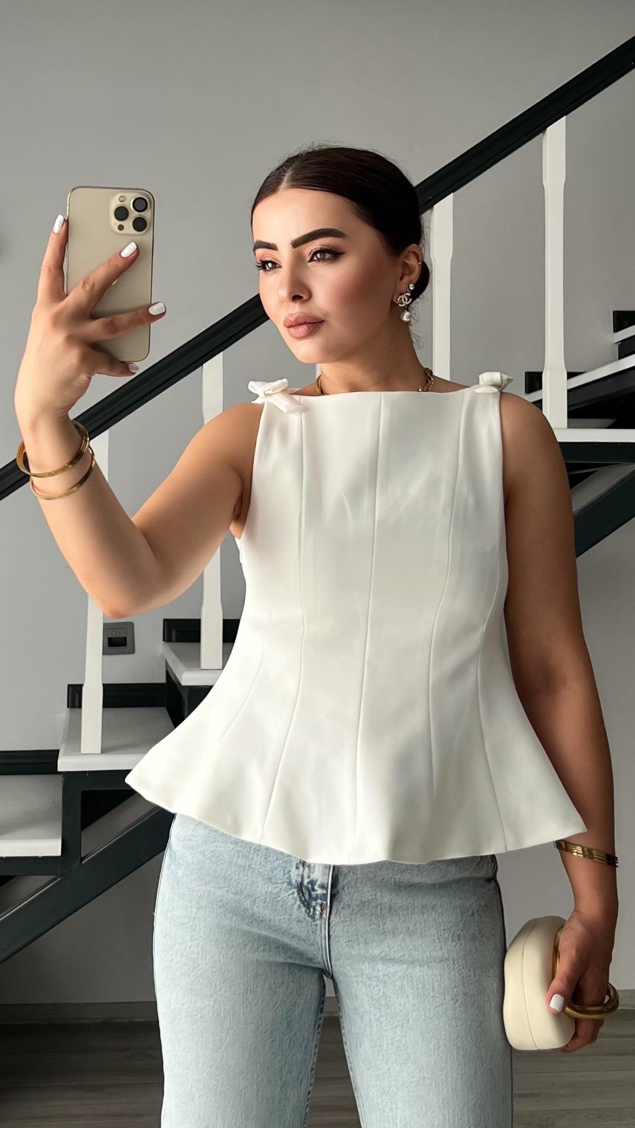 Beyaz Omzu Fiyonk Detaylı Peplum Bluz