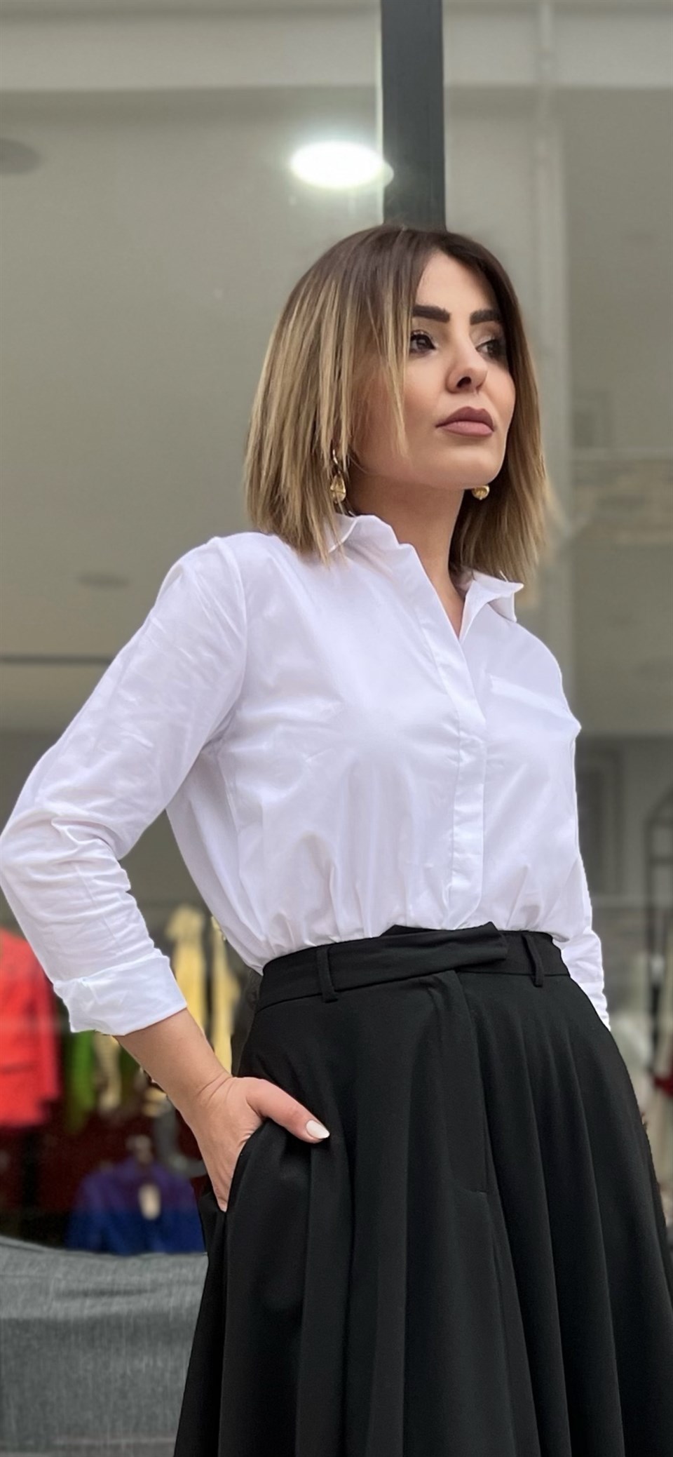 Beyaz Süs Cepli Gömlek