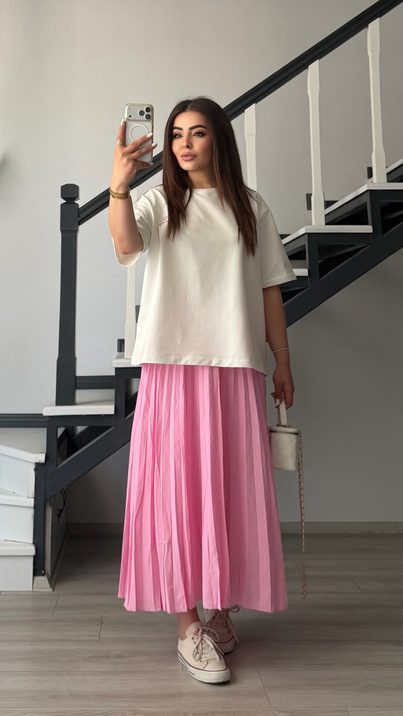 Beyaz Vatkalı Tshirt-Pembe Piliseli Etek Takım