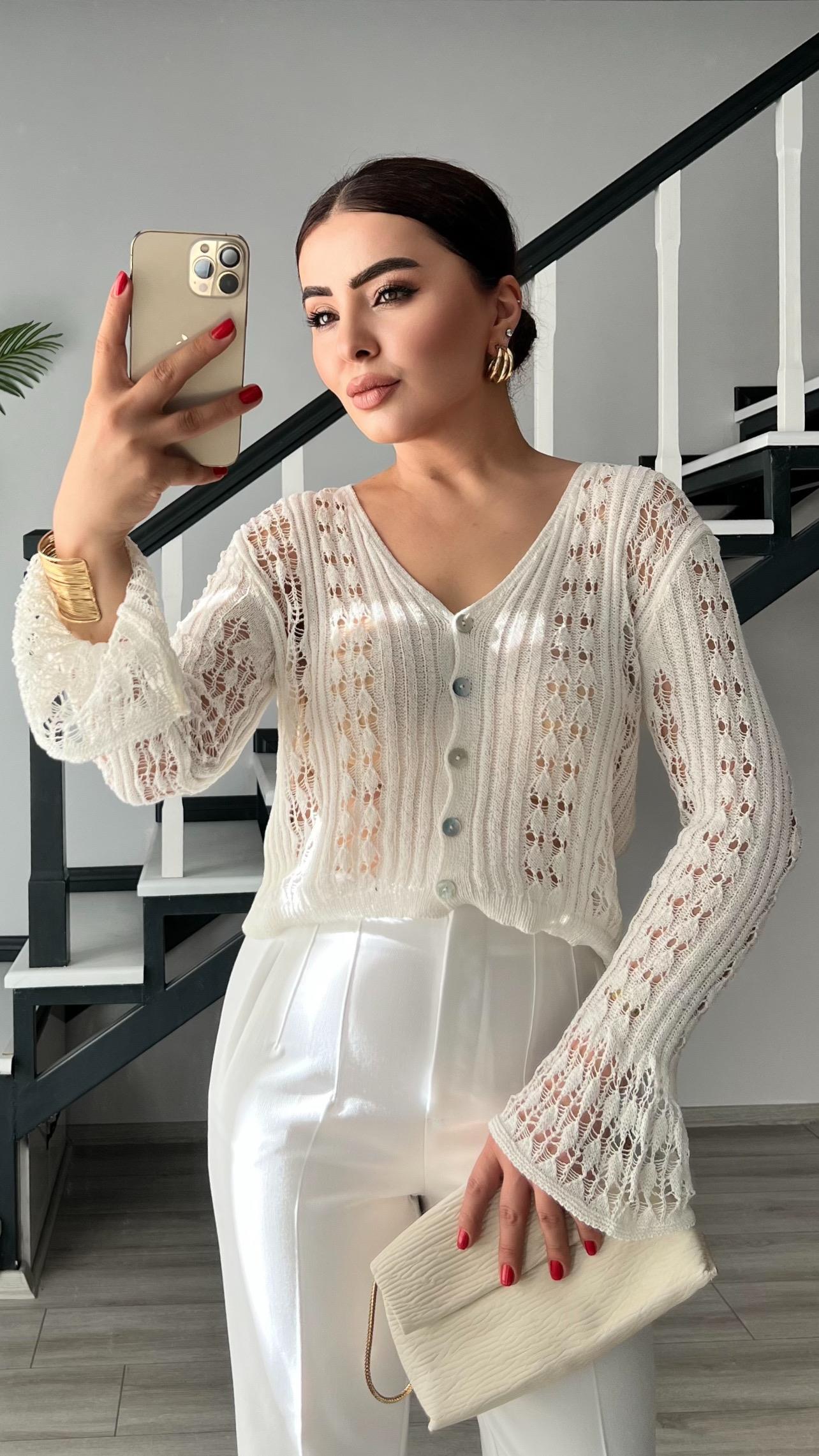 كارديجان محبوك بلون أبيض كريمي بتصميم مفتوح وفتحة رقبة على شكل حرف V