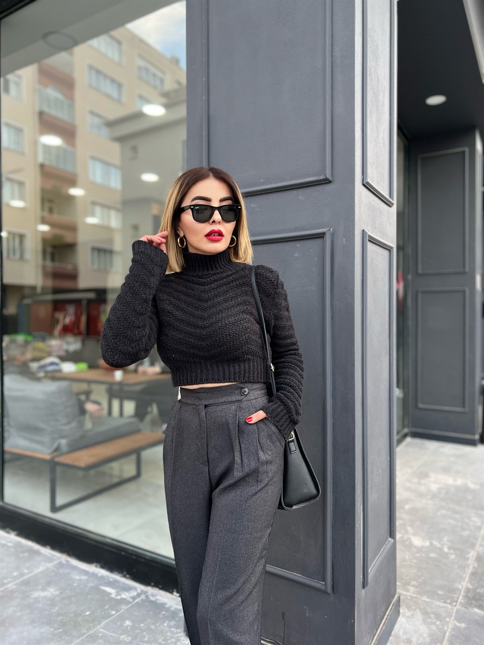 كنزة قصيرة بنقش بارز