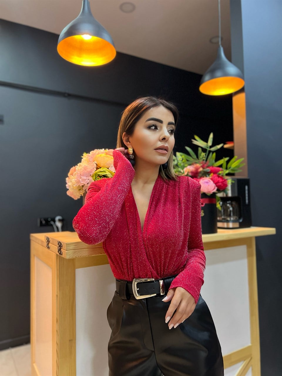 Kırmızı V Yaka Vatkalı Simli Bluz