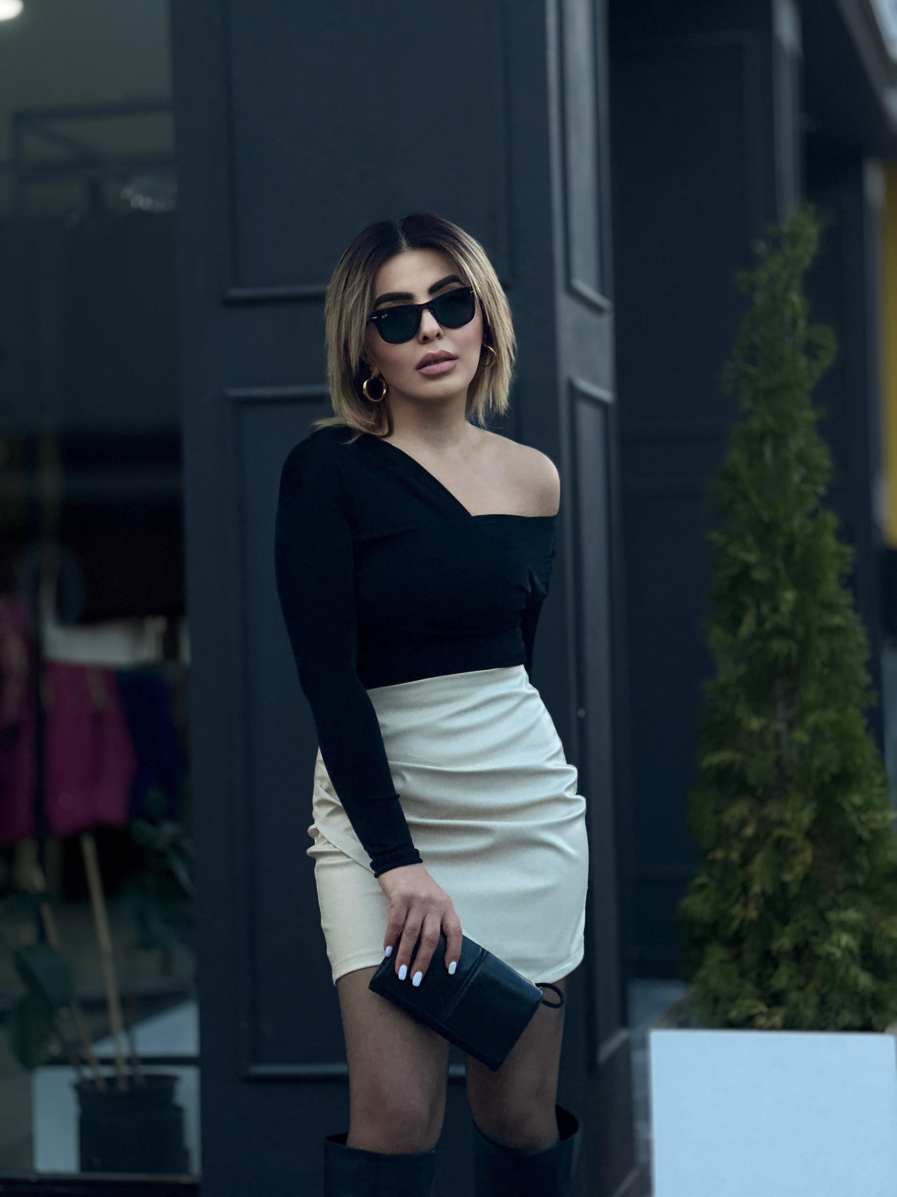 Siyah Asimetrik Omuz Detaylı Kruvaze Bluz 