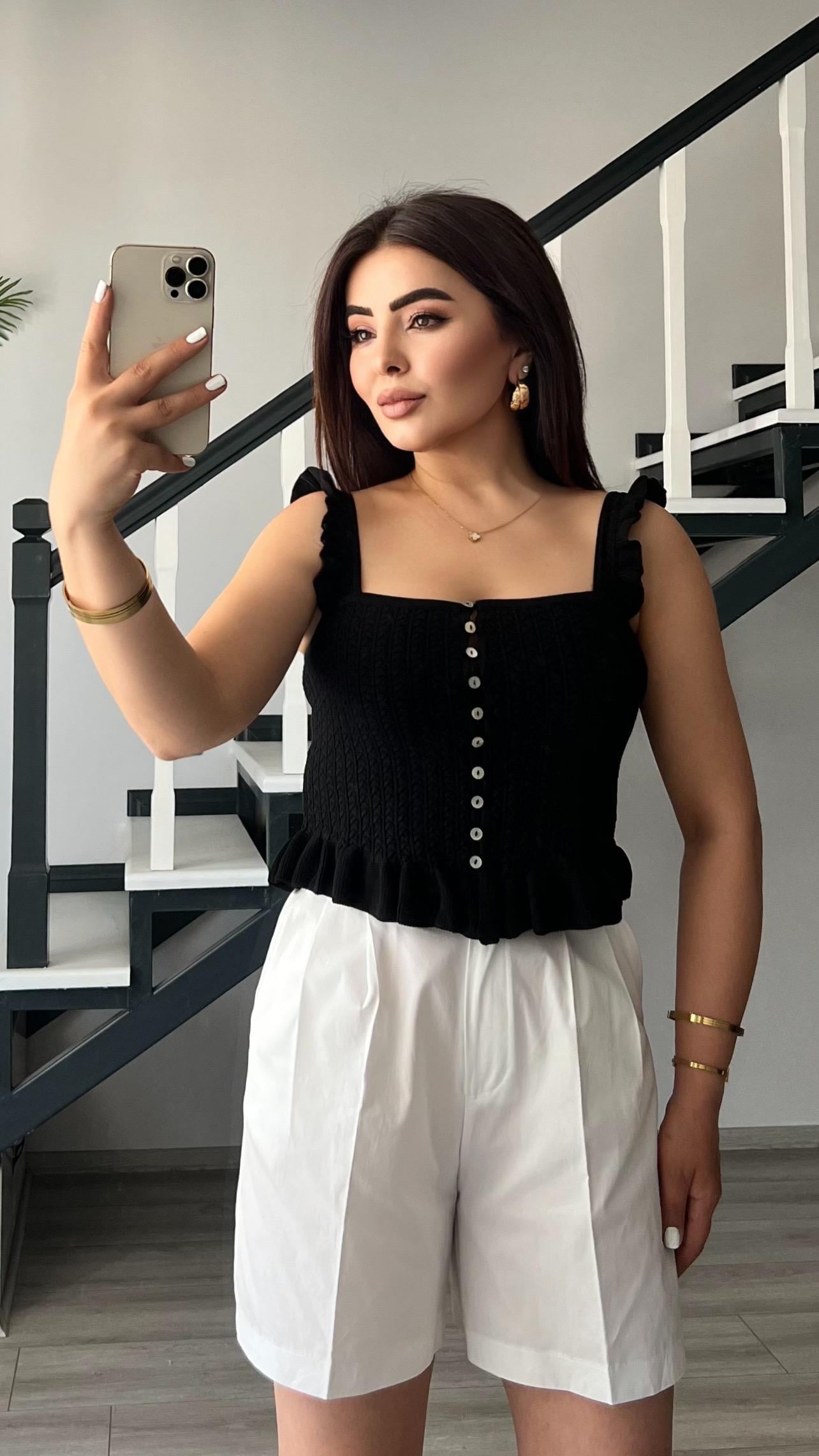 Siyah Fırfırlı Düğmeli Bluz