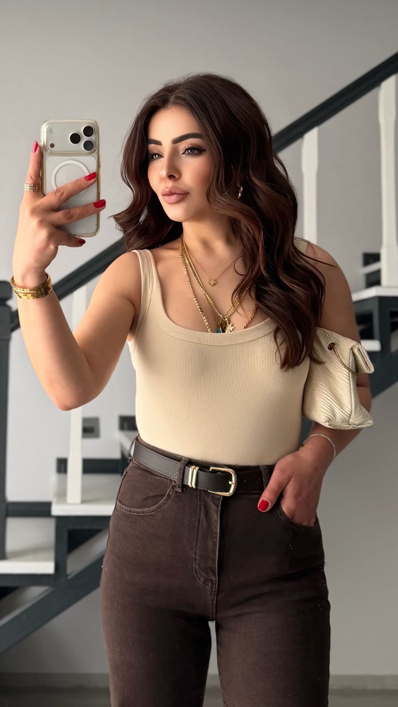 بودي سوت مضلع بياقة U لون بيج فاتح (تاش)