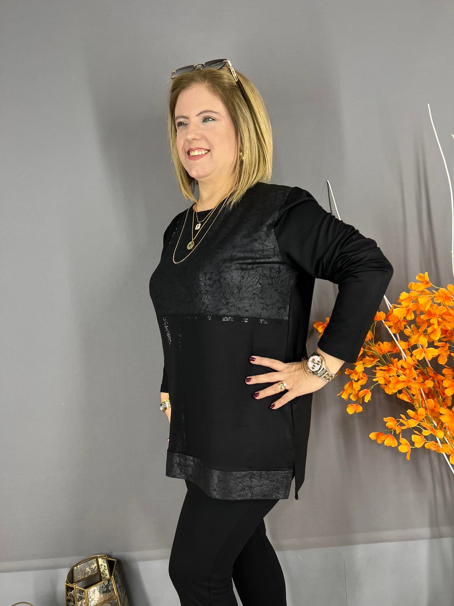 SİYAH DERİ DETAYLI İNCE TAŞ İŞLEMELİ BLUZ