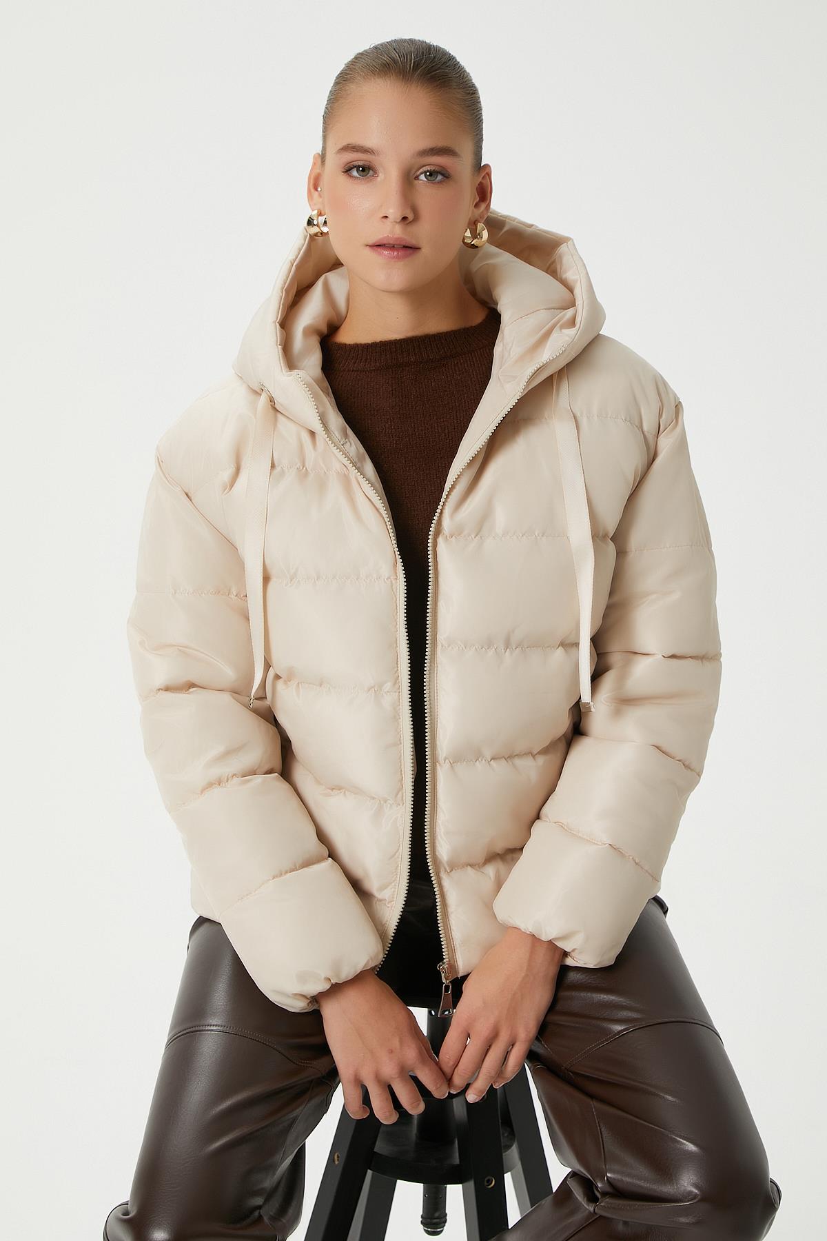 Kadın Strong Oversize Şişme Dik Kapüşonlu Krem Mont