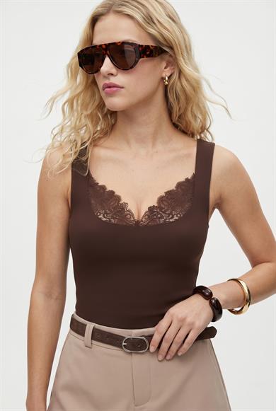 Kadın Jeny Modal Touch U Yaka Dantel Detaylı Kolsuz Örme Kahverengi Bluz