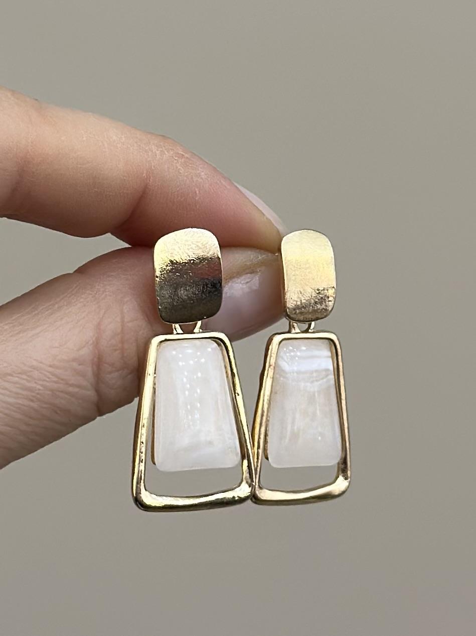 Küpe Beyaz Taş Sallantı Gold Renk 