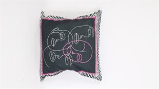Yüz Desenli Siyah Kadife Yastık /Kırlent Kılıfı 48x48 cm