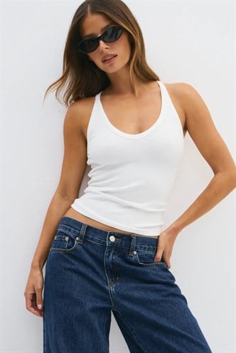 Beyaz Basic Vücuda Oturan Kolsuz Kadın Atlet MG2639