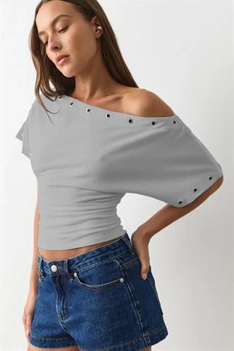 Boyalı Gri Off Shoulder Metal Detaylı Kadın Bluz MG2671