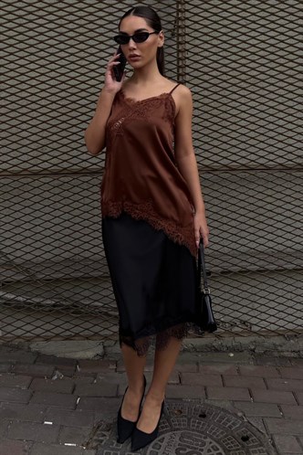 Kahverengi Dantelli Asimetrik Kesim Saten Bluz MG2694