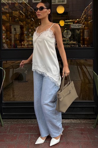 Beyaz Dantelli Asimetrik Kesim Saten Bluz MG2694