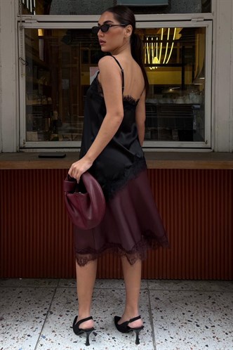 Siyah Dantelli Asimetrik Kesim Saten Bluz MG2694