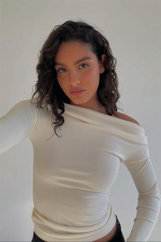 Beyaz Kadın Off Shoulder Uzun Kollu Bluz MG2567