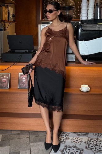 Kahverengi Dantelli Asimetrik Kesim Saten Bluz MG2694