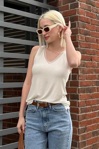 Beyaz V Yaka Dantelli Kadın Bluz Mg2426