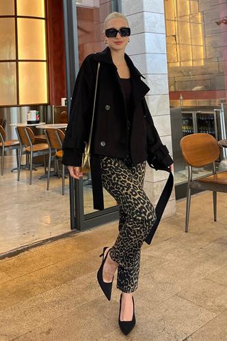 Siyah Düğmeli Kruvaze Yaka Kısa Kemerli Ceket MG2174