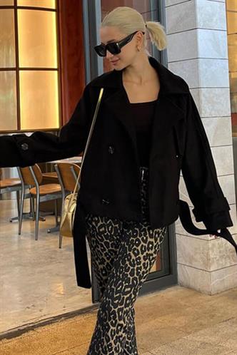 Siyah Düğmeli Kruvaze Yaka Kısa Kemerli Ceket MG2174