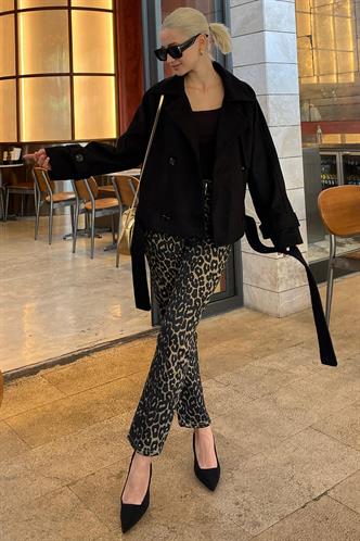 Siyah Düğmeli Kruvaze Yaka Kısa Kemerli Ceket MG2174