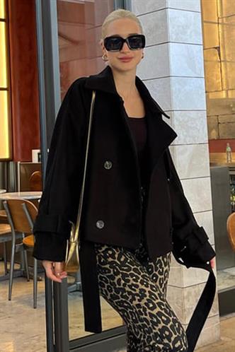 Siyah Düğmeli Kruvaze Yaka Kısa Kemerli Ceket MG2174