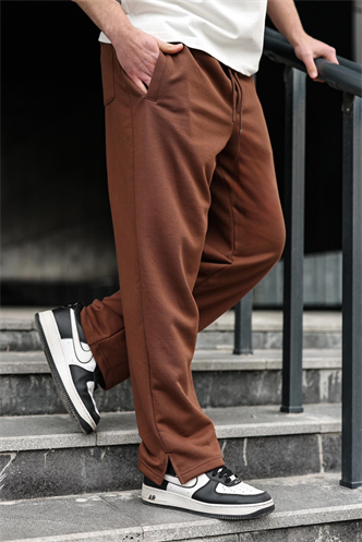 Acı Kahverengi Rahat Kesim Yırtmaç Detaylı Erkek Eşofman Altı E6587