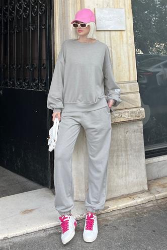 Boyalı Gri Bisiklet Yaka Arma Detaylı Kadın Eşofman Takımı MG2186