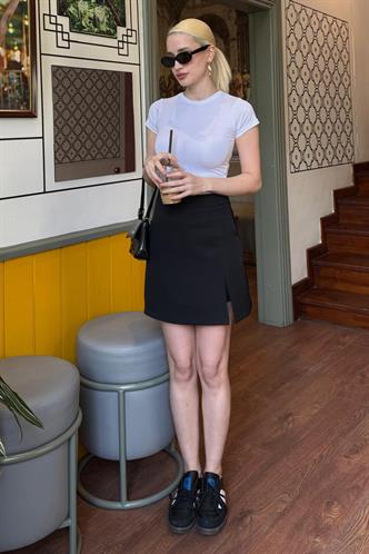 Siyah Yırtmaç Detaylı Kadın Şort Etek MG2315