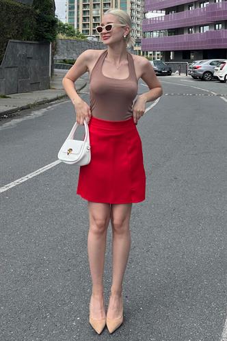 Kırmızı Yüksek Bel Önden Yırtmaçlı Kısa Etek MG2086