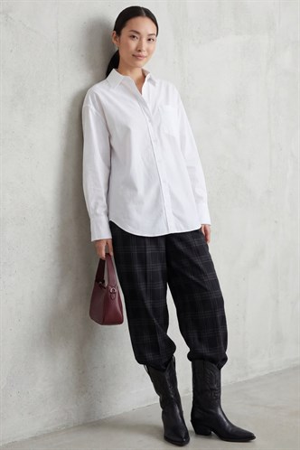 Beyaz Cep Detaylı Basic Kadın Gömlek MG2737