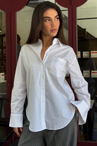 Beyaz Cep Detaylı Basic Kadın Gömlek MG2737