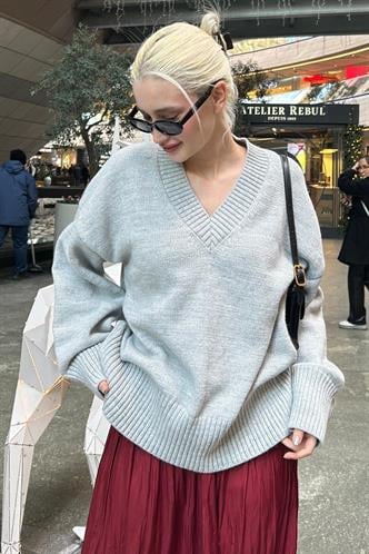 Gri V Yaka Oversize Kadın Triko Kazak MG2149