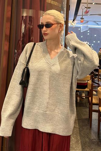 Gri V Yaka Oversize Kadın Triko Kazak MG2149