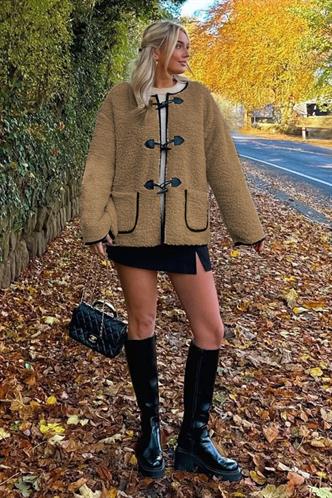 Sütlü Kahve Düğmeli Peluş Kadın Mont Mg2531