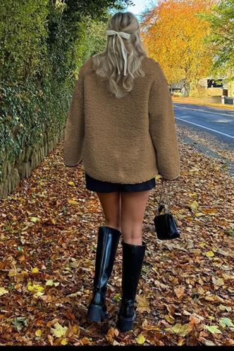 Sütlü Kahve Düğmeli Peluş Kadın Mont Mg2531