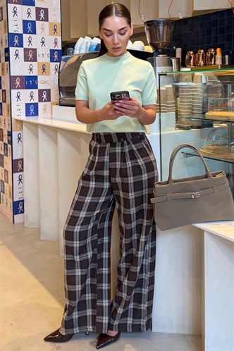 Kahverengi Kare Desenli Rahat Kesim Pantolon MG2728