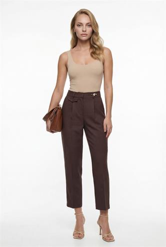Acı Kahverengi Pens Detaylı Kapaklı Düz Paça Kumaş Pantolon MG2642