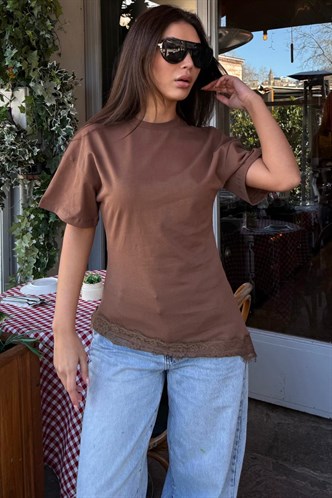 Kahverengi Dantel Detaylı Belden Oturtmalı Asimetrik Kadın Tişört MG2719