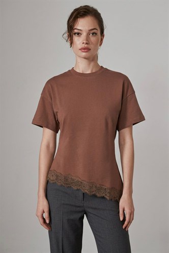 Kahverengi Dantel Detaylı Belden Oturtmalı Asimetrik Kadın Tişört MG2719