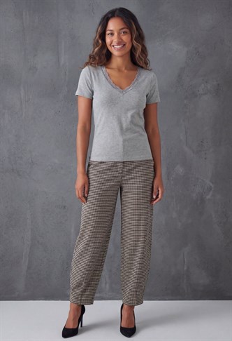 Gri V Yaka Dantelli Slim Fit Kadın Tişört MG2683