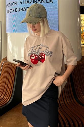 Bej Oversize Kiraz Baskılı Bisiklet Yaka Kısa Kollu Tişört MG2131