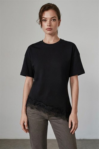 Siyah Dantel Detaylı Belden Oturtmalı Asimetrik Kadın Tişört MG2719