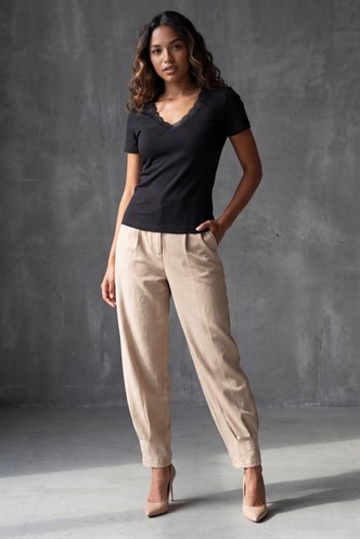 Siyah V Yaka Dantelli Slim Fit Kadın Tişört MG2683