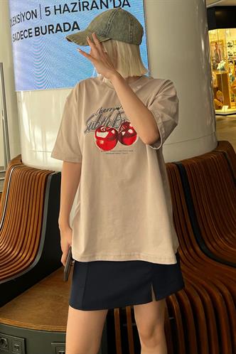 Bej Oversize Kiraz Baskılı Bisiklet Yaka Kısa Kollu Tişört MG2131