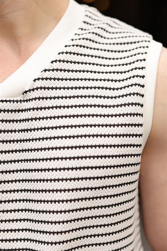 Beyaz V Yaka Çizgili Kolsuz Triko Tişört E7179